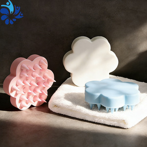 Cepillo de masaje para el cuero cabelludo de silicona con forma de flor, 15-20 cm, para adultos y niños, rosa, azul, beige - Product Image 3