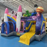 Château gonflable combiné avec toboggan sur le thème de l'aventure spatiale, astronaute, extraterrestre, fusée, pour les fêtes d'enfants