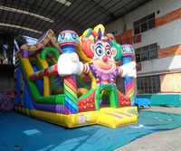 Structure gonflable géante de cirque avec toboggan, château gonflable, échelle d'escalade et double piste de glisse, équipement de parc d'attractions pour carnaval