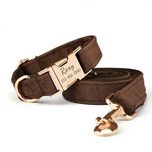 Ensemble collier, nœud papillon et laisse personnalisés Chocolate Veet avec boucle métallique gravée sur mesure, cadeau d'anniversaire pour chiot gratuit - Product Image 1