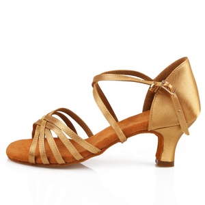 Chaussures de danse et de salsa en satin noir pour femmes Bottes de salle de bal/latine avec doublure en cuir véritable Sandales de danse pour filles - Product Image 4