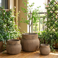 Jardinière suspendue élégante en fibre de verre rayée gris clair, écologique, durable, légère, capacité 203L, pour extérieur et intérieur
