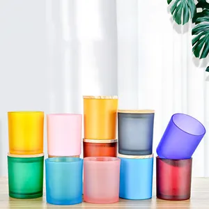 Venta al por mayor promoción decoración del hogar regalo colorido esmerilado varios tamaños tarros de vela de vidrio cilíndrico con tapa de Bambú