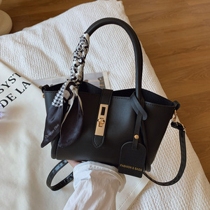Sac à main sophistiqué en PU pour <span class=keywords><strong>femme</strong></span>, nouvelle collection 2025, sac bandoulière polyvalent de style occidental, sac seau tendance avec foulard en soie et fermeture éclair - Product Image 3