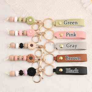 Porte-clés perlé Daisy, breloque florale artisanale pour sac, porte-clés gravé, cadeau personnalisé pour amis et maman - Product Image 5