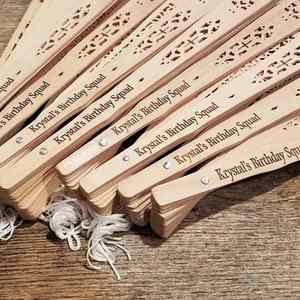 Abanicos de Mano de Madera Personalizados, Abanicos Rústicos Elegantes para Despedida de Soltera, Recuerdos de Boda en la Playa y de Verano - Product Image 5