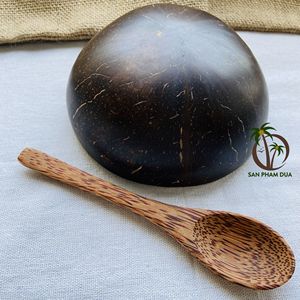 Juego de ensaladeras y cucharas de cáscara de coco para regalo artesanal al por mayor, fabricación de imagen real, logotipo personalizado pulido con estilo floral - Product Image 1