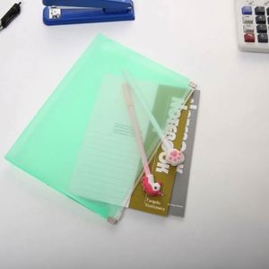 Pochette de classement A4 translucide avec fermeture éclair étanche, en plastique PP durable, couleurs assorties - Product Image 3