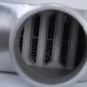 Radiateur <span class=keywords><strong>Intercooler</strong></span> de Voiture 600x300x76mm en Aluminium à Barres et Plaques, Entrée d'Air Froid, Sortie 76mm, Entrée Turbo 3 Pouces, Universel - Product Image 3