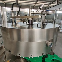Machine de remplissage et d'embouteillage électronique quantitative de haute précision à 24 têtes pour la vodka, le whisky, le brandy, l'alcool, les liqueurs, les spiritueux