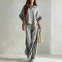 Ensemble décontracté deux pièces pour les vacances : chemise ample à col polo et pantalon large à rayures contrastantes