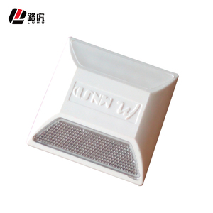 Seguridad vial Cat Eye Road Studs Marcador <span class=keywords><strong>de</strong></span> pavimento elevado reflectante <span class=keywords><strong>de</strong></span> plástico <span class=keywords><strong>para</strong></span> Advertencia <span class=keywords><strong>de</strong></span> tráfico Visibilidad mejorada en <span class=keywords><strong>carreteras</strong></span> - Product Image 1