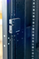 Centre de données modulaire évolutif avec rack de serveur intégré, PDU et système de refroidissement tout-en-un, pré-mis en service en usine