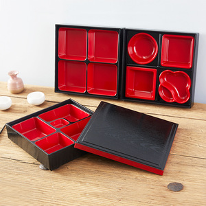 Lonchera estilo japonés Bento roja y negra con compartimentos y tapa hermética para almacenamiento de alimentos - Product Image 1