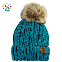 Modische Damen Dicke Zopfmuster-Strickmütze mit Kunstfell-Bommel, Wintermütze mit Umschlagrand, Anpassbares Logo, Leder-Patch-Beanie