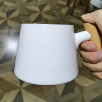 Vente en gros de tasses à thé en céramique blanche et noire avec infuseur et couvercle, personnalisées, de style chinois, avec poignée en bois