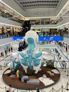 Sculpture géante cybernétique en résine humaine Joints sarcelles éclatants Pièce maîtresse futuriste pour les espaces commerciaux du parc de l'église - Product Image 3