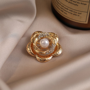 Broche élégante et tendance en alliage de camélia doré, de luxe léger haut de gamme, pour femme, pour costume de mariage, pull ou manteau - Product Image 2