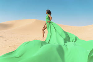 Nouvelle Robe Longue Asymétrique en Satin Vert Émeraude Élégante pour Femme, Idéale pour Séances Photo dans le Désert, Prix Usine, Vente en Gros B2B - Product Image 1
