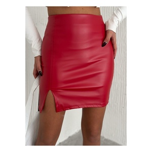 Mini-jupe en similicuir avec ceinture élastique et fente latérale, couleur rouge - Product Image 3