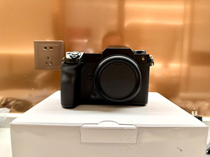 กล้อง FUJIFILM GFX100S มือสอง บันทึกวิดีโอ 4K ความละเอียด 102MP เหมาะสำหรับการถ่ายภาพทิวทัศน์และสถาปัตยกรรม - Product Image 1