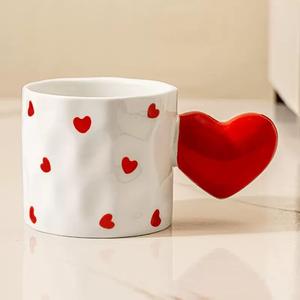 Taza de Café de Cerámica con Diseño de Corazón Rojo y Blanco, Acabado Irregular, Asa de Corazón 3D, Capacidad de 301-400 ml, Apta para Microondas, Regalos Empresariales - Product Image 1