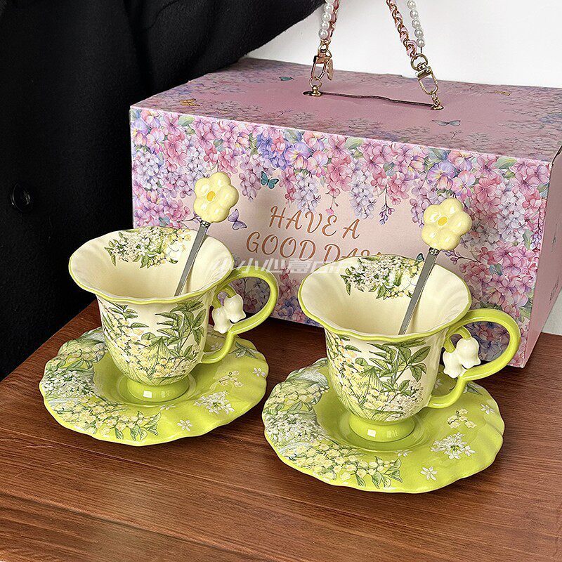 Sottotazza doppia con motivo floreale in rilievo e campanelli a vento, confezione regalo con cucchiaino