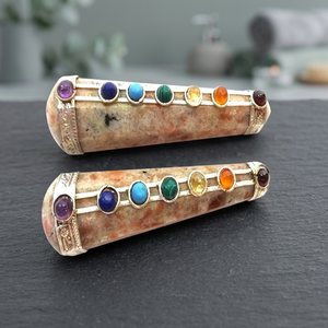 Bâton de guérison en pierre de soleil naturelle, sept chakras, incrustation de cristaux, artisanat décoratif Reiki - Product Image 1