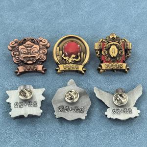 Fabricant en gros d'articles métalliques artisanaux : Badges et épingles personnalisés en forme de lion, épingles logo en métal émaillé sur mesure pour clubs - Product Image 1