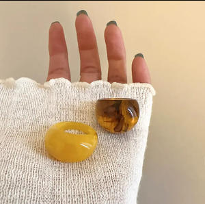 Anillo de Resina de Colores Circular Irregular con Ajuste de Talla para Mujer, Simple, Personalizado, Moderno y Versátil - Product Image 2