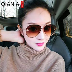 Lunettes de soleil Qianai Aviator pour femmes, monture dorée, protection UV400, design abeille, effet amincissant pour visage rond, lunettes de soleil tendance - Product Image 1