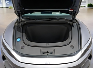 2025 B YD Ha n Long Range Electric Sedan - Product Image 3