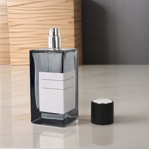 Bouteille de parfum en verre noir vintage rectangulaire de 50ml couvercle en plastique portable vide de <span class=keywords><strong>30ml</strong></span> 100ml carré cosmétique sérigraphie par pulvérisation - Product Image 4