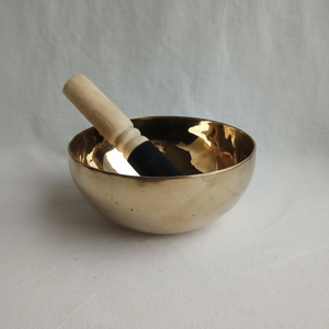 Cuenco Musical de latón hecho a mano con mazo de madera Ideal para terapia de sonido Meditación Curación y flujo de energía positiva - Product Image 1
