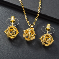 Ensemble d'accessoires de mode minimaliste européen et américain : collier et boucles d'oreilles pendantes pentagramme ajouré