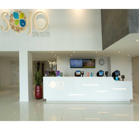 Panneau d'éclairage intégré sur mesure, design en pierre artificielle blanche, comptoir d'accueil à LED pour hôtel, usage commercial