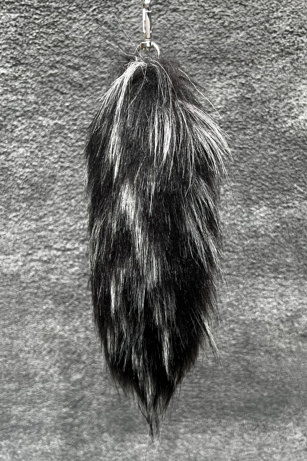 Base noire avec pointe blanche, longueur des cheveux 25 cm