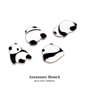 Broche Panda Cartoon Personnalisée en Époxy Noir et Blanc, Plaqué Or, pour Fête d'Enfants - Product Image 1