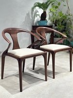 Chaises en noyer papillon et semi-circulaires - Ensemble sculptural en bois massif pour compléter les tables à grandes dalles