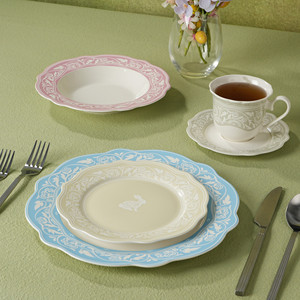 Service de table élégant de 20 pièces en porcelaine gaufrée festonnée, couleurs assorties, avec tasses à café et <span class=keywords><strong>assiettes</strong></span>, motif lapin de Pâques, portable et réutilisable - Product Image 1