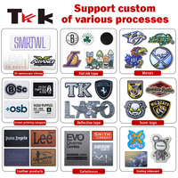Impression par transfert thermique de logo professionnel personnalisé en 3D, matériau TPU, motifs métalliques en relief, police simple, processus d'impression de haut niveau