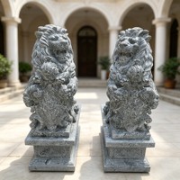 Par de Leones de Mármol Beige con Escudo, Estatuas Europeas de Leones Sentados para Decoración de Puertas de Villas y Patios