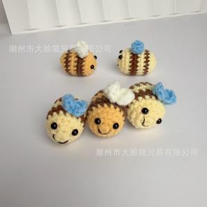 Llavero Colgante de Abeja Tejido a Crochet Hecho a Mano, Accesorio para Llaves de Coche con Diseño de Dibujos Animados, Alas Azules y Blancas, Material de Hilo, Estilo Infantil - Product Image 1