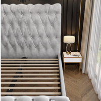 Cadre de lit en velours blanc de luxe, lit plateforme moderne capitonné avec tête et pied de lit hauts pour chambre à coucher