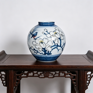 <span class=keywords><strong>Vase</strong></span> en <span class=keywords><strong>porcelaine</strong></span> bleu et blanc avec motif de magnolia et d'oiseaux peint <span class=keywords><strong>à</strong></span> la main pour une décoration élégante de la maison - Product Image 3