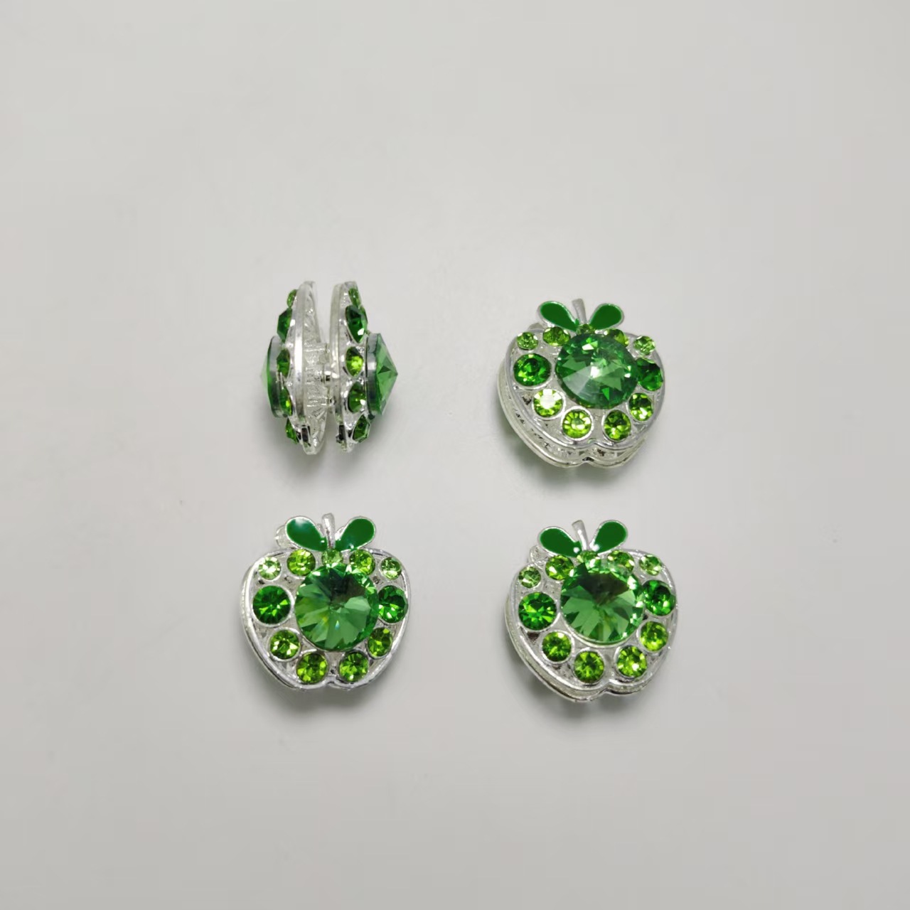 Diamant vert translucide plaqué argent