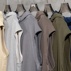 T Shirt da uomo con cappuccio 380G all'ingrosso in cotone 100% di alta qualità con bordo arrotolato pesante - Product Image 3