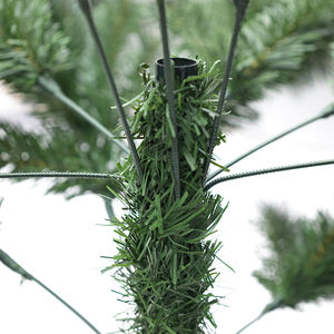 مجموعة زينة شجرة عيد الميلاد للفنادق والمراكز التجارية، تتضمن مخاريط الصنوبر البيضاء المدببة وتوت أحمر، مصنوعة من مادة PVC صديقة للبيئة مع حامل معدني - Product Image 4