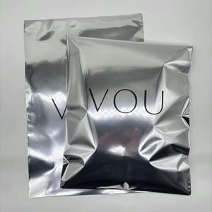 Sacs d'expédition en polyéthylène argenté métallisé personnalisés, enveloppes autocollantes pour l'envoi de vêtements - Product Image 1