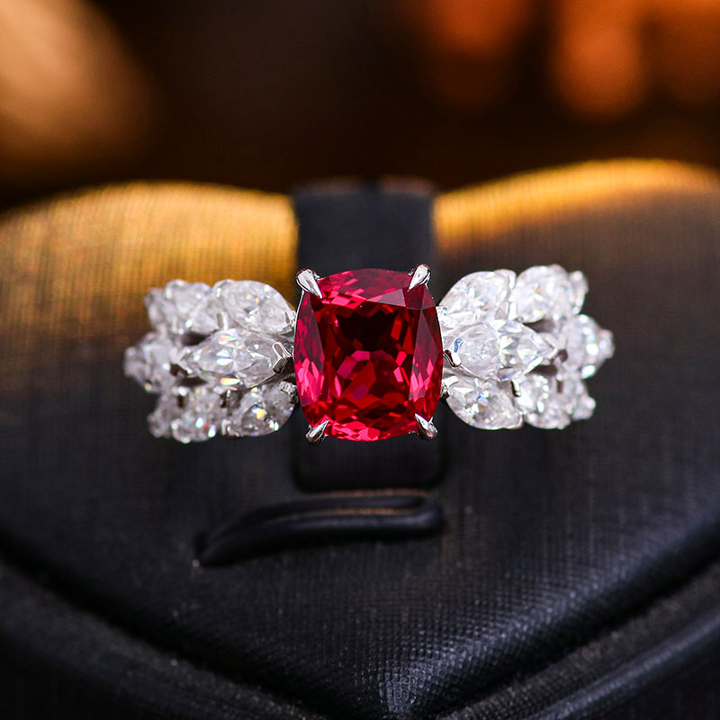 Bague en or massif 14 carats avec pierres précieuses.